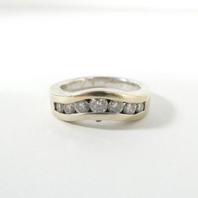 une image d'une bague en diamant sur une surface blanche