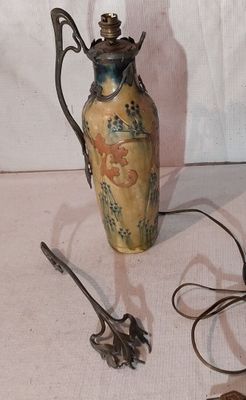 un vase et une paire de ciseaux posés sur une table