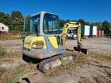 un bulldozer jaune et noir immobilisé dans la terre