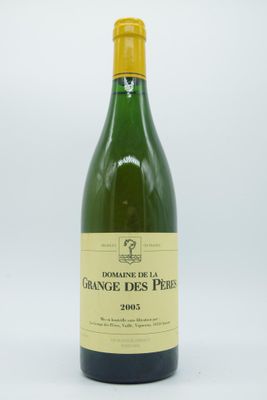 gros plan d'une bouteille de vin sur fond blanc