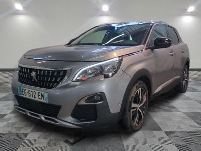 la voiture grise est garée dans la pièce au sol en damier