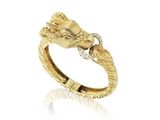 une image représentant une bague en or ornée d'une tête de dragon