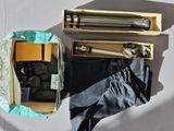 une boîte contenant un appareil photo, un trépied et d'autres objets