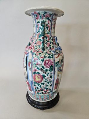 un vase posé sur un support sur une table