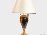 une lampe noire et dorée avec un abat-jour blanc