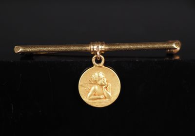 une broche plaquée or ornée d'un petit médaillon