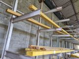 une échelle suspendue au plafond d'un immeuble