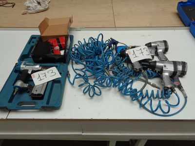 une table sur laquelle sont posés plusieurs outils