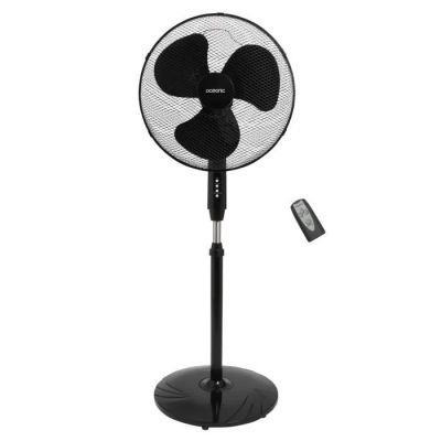 une image représentant un ventilateur noir avec une télécommande sur fond blanc