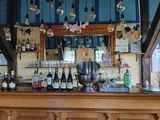 un bar sur lequel sont posées de nombreuses bouteilles de vin