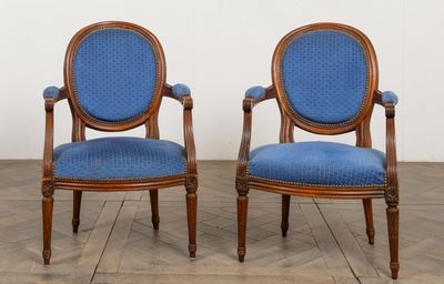 paire de fauteuils en noyer de style Louis XVI, rembourrés de bleu, rembourrés, rembourrés, rembourrés, rembourrés, rembourrés