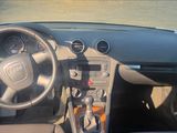 une photo du tableau de bord d'une voiture, avec le volant et les boutons du tableau de bord