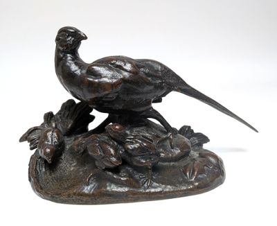une statue en bronze représentant un oiseau posé sur un rocher