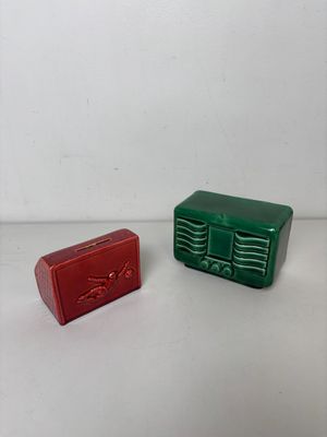 une petite boîte rouge et verte et une boîte verte et blanche