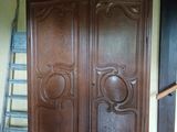 une grande armoire en bois dans le coin d'une pièce