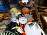 une pile d'objets hétéroclites posés sur le sol
