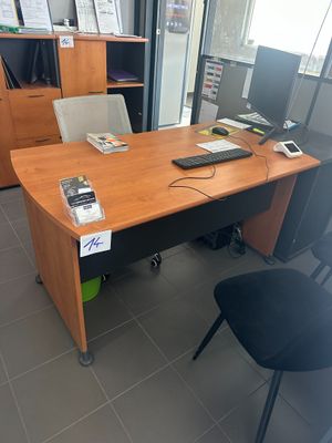 un bureau sur lequel se trouvent un ordinateur portable et un téléphone