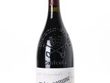 une bouteille de vin posée sur une table
