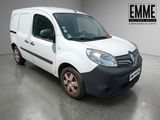 La petite camionnette blanche est garée dans une grande pièce.
