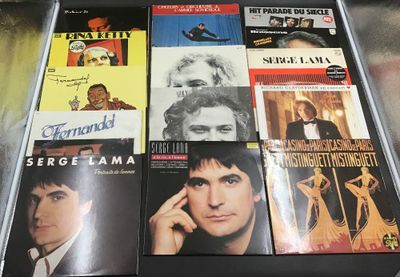 de nombreux livres de musique exposés sur une table