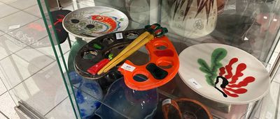 une vitrine en verre contenant divers articles de loisirs créatifs