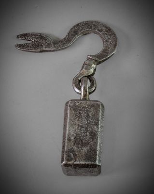 an image of a metal keychain with a hook attached to it