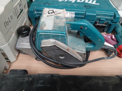 une machine bleue posée sur une table