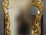 un miroir ancien en bois, avec un cadre doré et un socle en bois