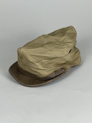 un chapeau posé sur une table