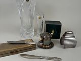 un grand nombre d'objets posés sur une table