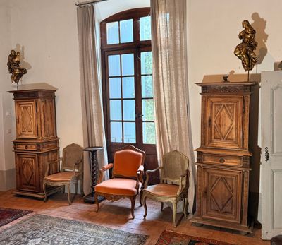 une photo d'un salon avec des meubles anciens