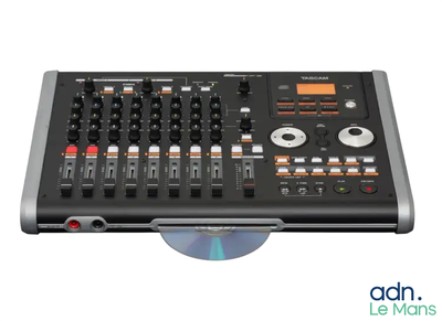 une table de mixage compacte avec un lecteur CD à l'avant