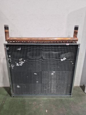 un gros plan sur un radiateur dans une pièce aux murs blancs
