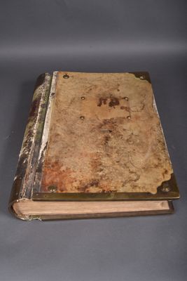 un vieux livre posé sur une table