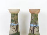 paire de vases décorés d'arbres peints sur fond blanc