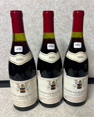 trois bouteilles de vin posées les unes à côté des autres sur un comptoir