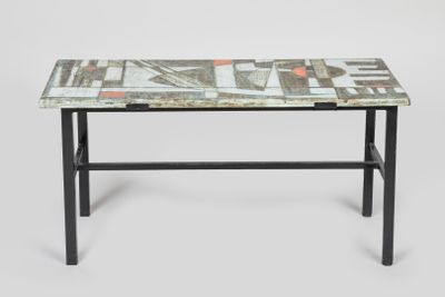 un gros plan d'une table au plateau en carrelage sur fond blanc