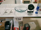 une table sur laquelle est posé un saladier en verre, dans un magasin