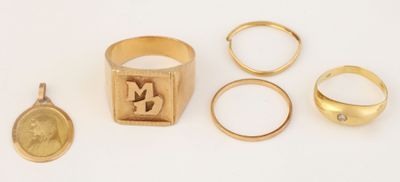 trois bagues en or, une bague et une bague sur laquelle est gravée la photo d'un homme