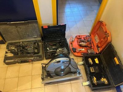 de nombreux outils posés sur le sol les uns à côté des autres