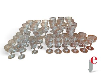 beaucoup de verres à vin posés sur la table