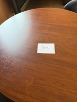 table ronde, 4 chaises, bureau avec caisson, 1 écran (photo 3)