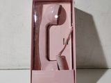 un téléphone rose posé dans une boîte rose sur une table