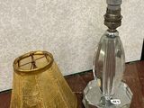 deux lampes et un abat-jour posés sur une table