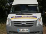 une camionnette blanche garée sur le bord de la route