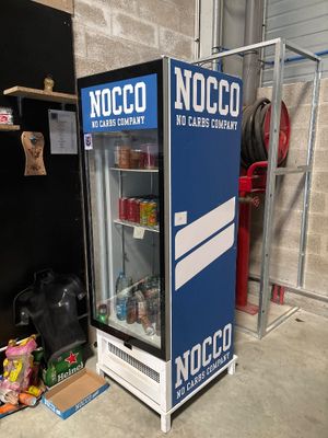 un distributeur automatique de Nocco dans un garage