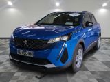 la voiture bleue est garée dans le garage sur un sol en damier