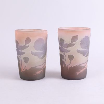 deux verres à shot posés l'un à côté de l'autre sur une table blanche