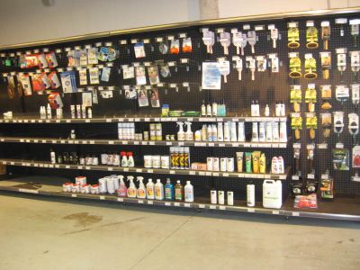 de nombreuses bouteilles de bière accrochées au mur du magasin