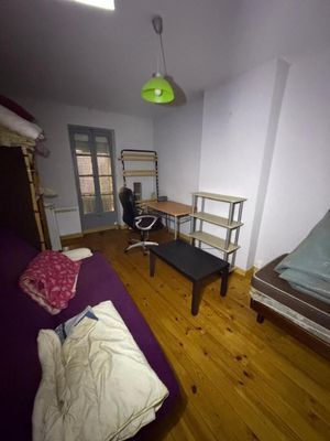 une pièce avec un lit, un bureau et une chaise